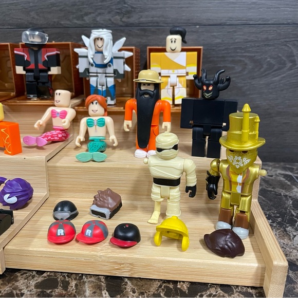 Roblox Figures + extra parts and accessories lot - Picture 9 of 10